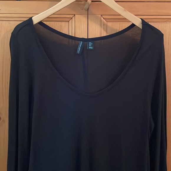 Cynthia Rowley black rayon/silk 3/4 sleeve lightweight deep scoop neck, size L - Picture 2 of 8
